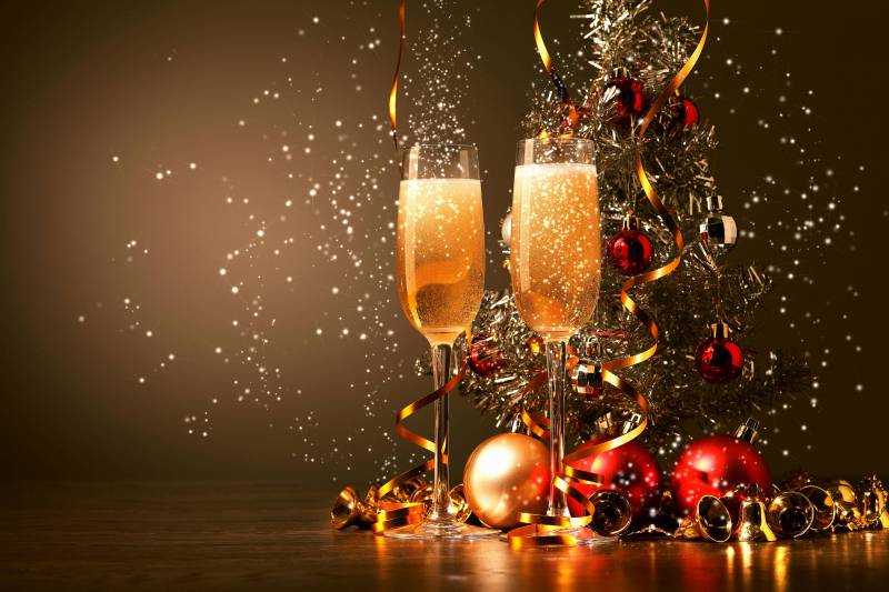 Бокалы шампанского на новый год Новогодние обои на рабочий стол