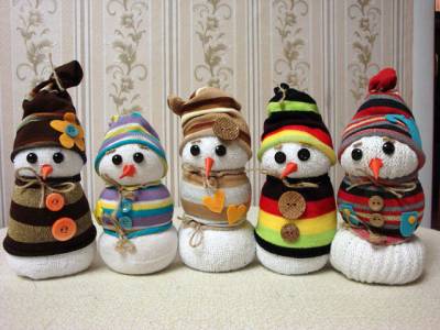 Снеговики из носков украшение на новый год